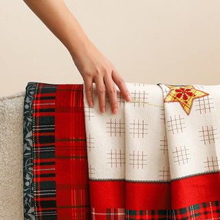 La acogedora funda de sofá con retazos navideños protege los muebles y realza la decoración de tu hogar navideño