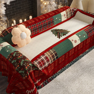 La acogedora funda de sofá con retazos navideños protege los muebles y realza la decoración de tu hogar navideño