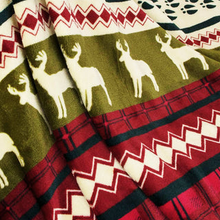 Acogedora manta navideña de felpa con diseño de reno supersuave con copos de nieve y detalles en rojo